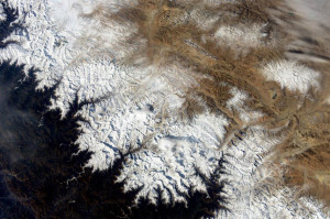 Mt Everest widziane z pokładu ISS. Mt Everest znajduje się niedaleko chmury w środkowej części zdjęcia / Credits - NASA