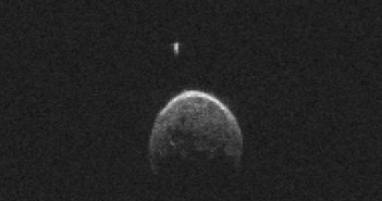 Planetoida 2004 BL86 i jej księżyc / Credits - NASA JPL