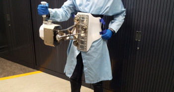 Manipulator Haptics-1 zamontowany na uprzęży operatora / Credit: ESA