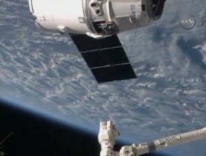 Statek Dragon na minuty przed przechwyceniem / Credits: NASA TV