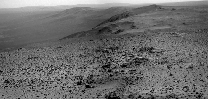 Widok z Cape Tribulation wykonany kamerą panoramiczną łazika Opportunity (sol 3901)
