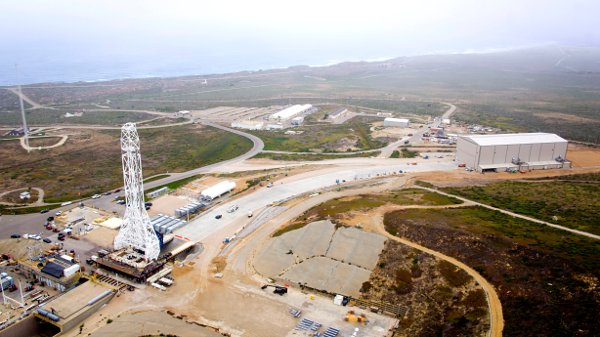 Widok na wyrzutnię SLC-4E, z widocznym hangarem i konstrukcją do unoszenia rakiet / Credits - SpaceX