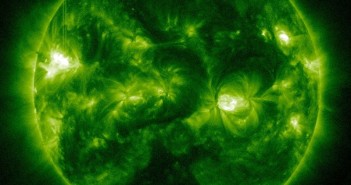 Faza maksymalna rozbłysku klasy M2.4 z 30 stycznia / Credits - NASA, SDO