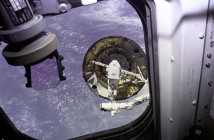 Próba przechwycenia satelity Intelsat VI przez załogę promu Endeavour. Na manipulatorze RMS widoczny specjalista misji Pierre Thuout, 16 maja 1992