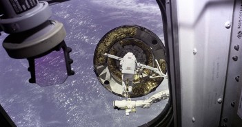 Próba przechwycenia satelity Intelsat VI przez załogę promu Endeavour. Na manipulatorze RMS widoczny specjalista misji Pierre Thuout, 16 maja 1992