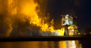 Testowe odpalenie silnika RS-25 dla rakiety SLS / Credits: NASA
