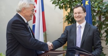 Szef gabinetu dyrektora generalnego ESA Karlheinz Kreuzberg i minister edukacji, nauki, badań i sportu Słowacji, Juraj Draxler