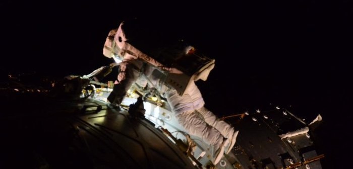 Astronauta Terry Virts w czasie pracy na zewnątrz stacji ISS / Credits: Samantha Cristoforetti/ESA/NASA
