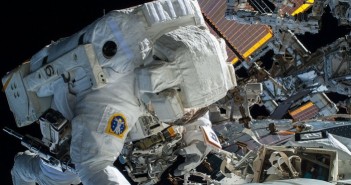 Astronauta Terry Virts w czasie pracy na zewnątrz stacji ISS / Credits: Samantha Cristoforetti/ESA/NASA