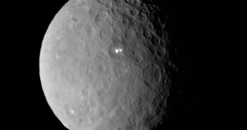 Obraz z 19 lutego 2015 - widoczny krater Occator z bardzo jasnym fragmentem powierzchni / Credits - NASA/JPL-Caltech/UCLA/MPS/DLR/IDA