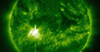 Osiem minut po fazie maksymalnej rozbłysku klasy X2.1 z 11 marca 2015 / Credits - NASA, SDO