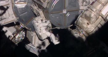 Astronauta podczas spaceru kosmicznego EVA-31 / Credits: NASA