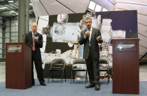 William Gerstenmaier (NASA) i Robert Bigelow (Bigelow Aerospace) na uroczystym zakończeniu prac nad BEAM, 12 marca 2015 / Credit: Bigelow Aerospace