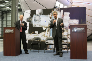 William Gerstenmaier (NASA) i Robert Bigelow (Bigelow Aerospace) na uroczystym zakończeniu prac nad BEAM, 12 marca 2015 / Credit: Bigelow Aerospace