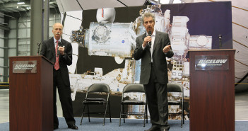 William Gerstenmaier (NASA) i Robert Bigelow (Bigelow Aerospace) na uroczystym zakończeniu prac nad BEAM, 12 marca 2015 / Credit: Bigelow Aerospace