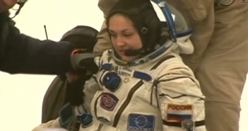 Jelena Sierowa po opuszczeniu Sojuza TMA-14M / Credit: NASA TV