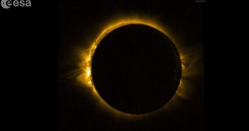 Zaćmienie Słońca obserwowane było nie tylko z Ziemi. Na zdjęciu fragment z materiału zebranego 20 marca 2015 roku przez instrument SWAP europejskiej sondy Proba-2. Standardowo za pomocą tej konfiguracji sprzętowej obserwowana jest powierzchnia naszej gwiazdy w zakresie ultrafioletu, co ukazuje jej turbulentną powierzchnię oraz koronę. Z uwagi na fakt, że Proba-2 wykonuje okrążenie Ziemi w czasie 100 minut, to za pomocą instrumentu SWAP udało się ujrzeć zaćmienie dwukrotnie! Źródło: ESA/ROB