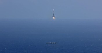 Lądowanie pierwszego stopnia Falcona 9R / Credits - SpaceX