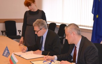 Ceremonia podpisania umowy ECS z Bułgarią, Sofia, 8 kwietnia 2015. Po lewej, dyrektor ESA ds. przemysłu, przetargów i działań prawnyc Eric Morel. Po prawej, minister gospodarki Bułgarii Bojidar Loukarski / Credit: Ministerstwo Gospodarki Bułgarii