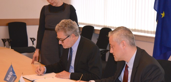 Ceremonia podpisania umowy ECS z Bułgarią, Sofia, 8 kwietnia 2015. Po lewej, dyrektor ESA ds. przemysłu, przetargów i działań prawnyc Eric Morel. Po prawej, minister gospodarki Bułgarii Bojidar Loukarski / Credit: Ministerstwo Gospodarki Bułgarii