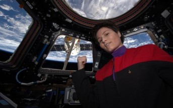 Samantha Cristoforetti z module Cupola (ubrana w strój ze Star Treka) ze statkiem Dragon z misji CRS-6 w tle. Zdjęcie: Twitter, @AstroSamantha