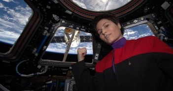 Samantha Cristoforetti z module Cupola (ubrana w strój ze Star Treka) ze statkiem Dragon z misji CRS-6 w tle. Zdjęcie: Twitter, @AstroSamantha