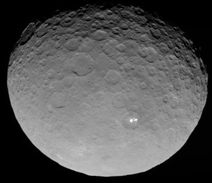 Jasne obszary na Ceres / Credits - NASA/JPL-Caltech/UCLA/MPS/DLR/IDA