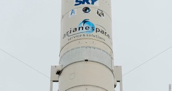 Górna część rakiety Ariane 5 przed startem 27 maja 2015 / Credits - Arianespace