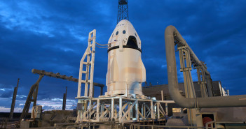 Kapsuła Dragon przed testem systemu ratunkowego / Credits: SpaceX
