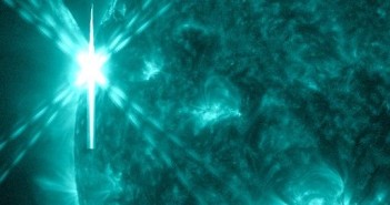 Rozbłysk klasy X2.7 - 06.05.2015 / Credits - NASA, SDO