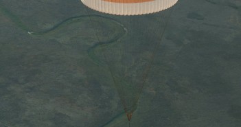 Lądujący Sojuz TMA-15M / Credits - NASA/Bill Ingalls