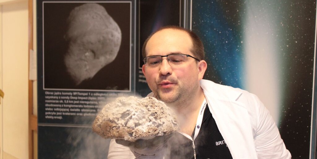 "Narodziny komety" na warsztatach kometarnych - Kosmos wokół nas w ZS 111 / Credit: Fundacja Edukacji Astronomicznej, Paweł Z. Grochowalski