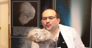 "Narodziny komety" na warsztatach kometarnych - Kosmos wokół nas w ZS 111 / Credit: Fundacja Edukacji Astronomicznej, Paweł Z. Grochowalski