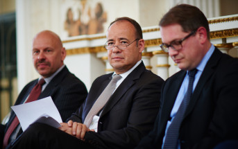 Paweł Piotrowski, Jean-Loic Galle - prezes Thales Alenia Space, i Sylvian Guiaugue - przedstawiciel Ambasady Francji w Polsce, na inauguracji TAS Polska w Warszawie, 8 czerwca 2015 / Credit: TAS Polska