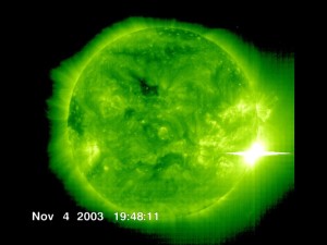 Jeden z obrazów najsilniejszego zarejestrowanego rozbłysku w historii współczesnych pomiarów aktywności słonecznej: rozbłysk klasy X28 z 4 listopada 2003 / Credits - ESA, NASA, SOHO