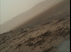(Kompozytowe) spojrzenie na masyw Mt Sharp z regionu, w którym obecnie łazik przebywa - sol 1035 / Credits - NASA/JPL-Caltech/MSSS 