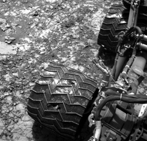 Inne spojrzenie na uszkodzone koła MSL / Credits - NASA/JPL-Caltech 