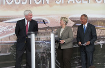 Burmistrz Houston Annise Parker i dyrektor Houston Airport System Mario Diaz otrzymują licencję portu kosmicznegodla lotniska Ellington od dr George'a Nielda, z-cy dyrektora FAA ds. komercyjnego transportu kosmicznego / Credit: Houston Public Media
