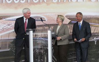 Burmistrz Houston Annise Parker i dyrektor Houston Airport System Mario Diaz otrzymują licencję portu kosmicznegodla lotniska Ellington od dr George'a Nielda, z-cy dyrektora FAA ds. komercyjnego transportu kosmicznego / Credit: Houston Public Media