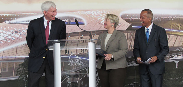 Burmistrz Houston Annise Parker i dyrektor Houston Airport System Mario Diaz otrzymują licencję portu kosmicznegodla lotniska Ellington od dr George'a Nielda, z-cy dyrektora FAA ds. komercyjnego transportu kosmicznego / Credit: Houston Public Media
