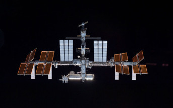 Międzynarodowa Stacja Kosmiczna przedstawiona na fotografii wykonanej przez członka załogi STS 132 promu kosmicznego Atlantis / Źródło: NASA