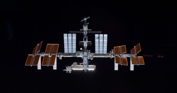 Międzynarodowa Stacja Kosmiczna przedstawiona na fotografii wykonanej przez członka załogi STS 132 promu kosmicznego Atlantis / Źródło: NASA