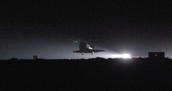 Lądowanie promu kosmicznego Discovery w ramach misji STS-114 / Źródło: NASA