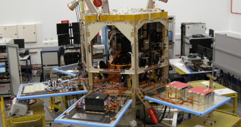 Sentinel-5P w pomieszczeniu typu cleanroom, jeszcze bez przyrządu TROPOMI, maj 2014 / Credit: Airbus Defence & Space UK