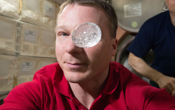Kropla wody z tabletką musującą na Międzynarodowej Stacji Kosmicznej. Ujęcie na podstawie filmu w rozdzielczości 4K. Credits: NASA