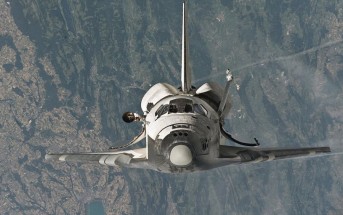 Discovery wykonuje manewr RPM - misja STS-114 / Credits - NASA
