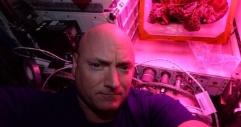 Scott Kelly i kosmiczna sałata. Zdjęcie z 9 sierpnia 2015 / Credits - NASA