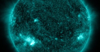 Tuż przed fazą maksymalną rozbłysku klasy M1.4 z grupy 2403 / Credits - NASA, SDO