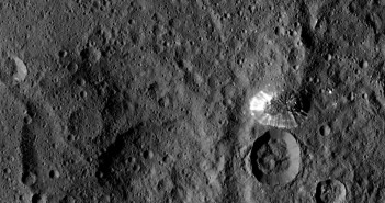 Tajemnicza góra na Ceres / Credits - NASA/JPL-Caltech/UCLA/MPS/DLR/IDA