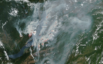 Wielkie pożary przy brzegach jeziora Bajkał. Rosja. NASA image by Jeff Schmaltz, LANCE/EOSDIS Rapid Response